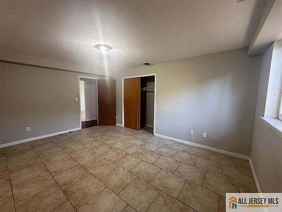 5th image of 403 College Dr