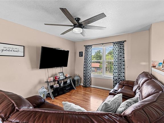 4th image of 805 W Royle St