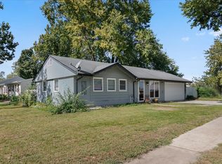1402 Mount Vernon Dr, Bloomington, IL 61704
