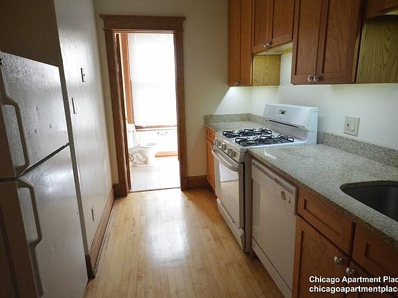 4th image of 854 W Waveland Ave APT 1