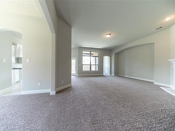 3rd image of 921 Sabine Dr