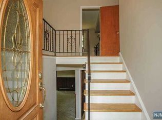 820 Pascack Rd, Paramus, NJ 07652