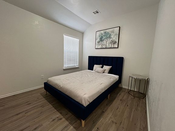 4th image of 1420 SW Texas Ave #B
