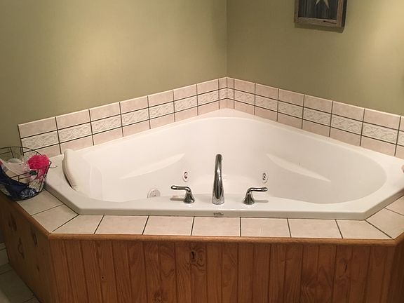 Master bath tub with jets