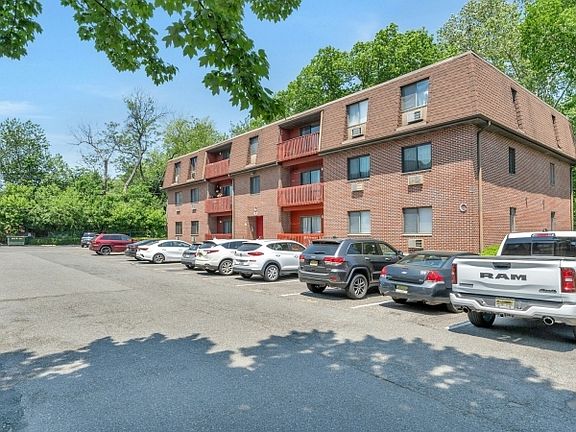 2nd image of 666 Mill St
