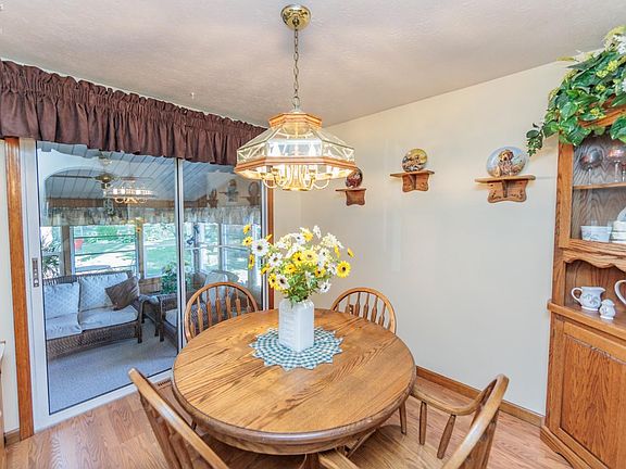 5th image of 824 Strowbridge Dr