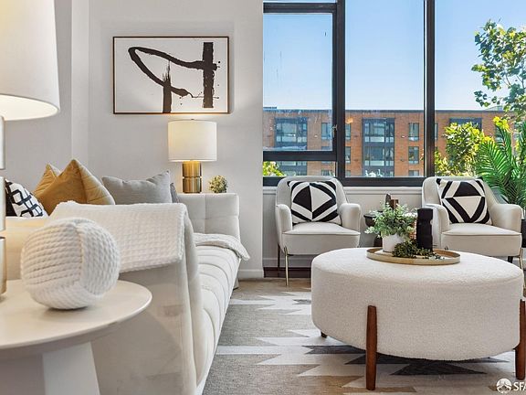 4th image of 250 King St Unit 366