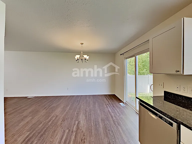 4384 N Maple Dr — Photo 5