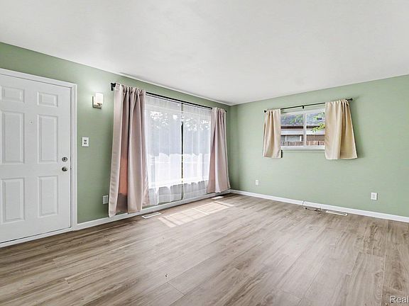 3rd image of 31282 Fernwood St