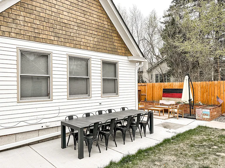 819 N Cedar St — Photo 44