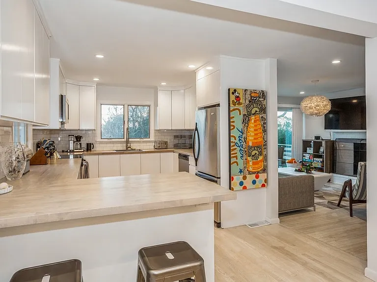 223 Kings Point Rd — Photo 22