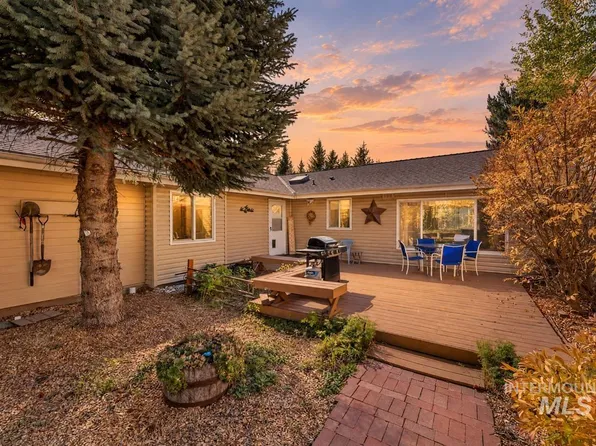 505 Lakeview Ave, Cascade, ID 83611
