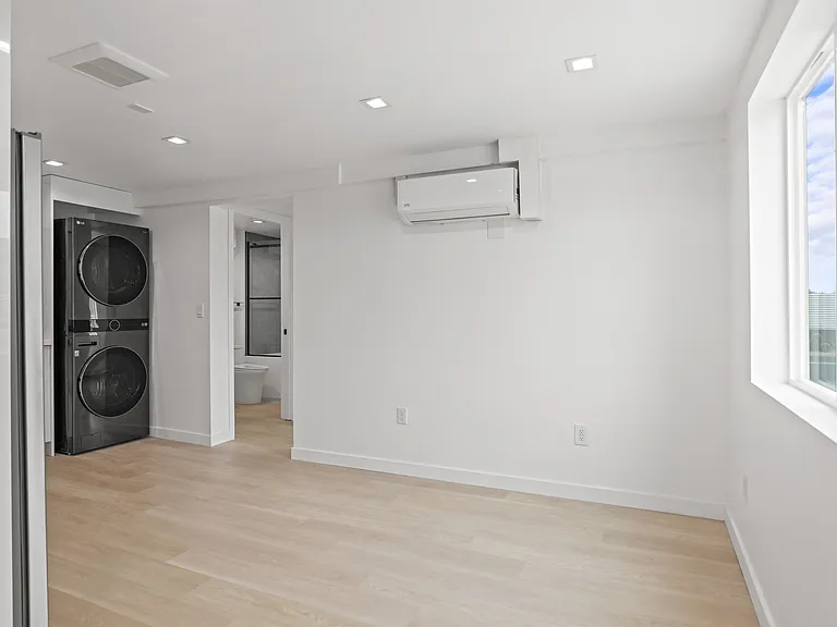 2561 S Westgate Ave #30-11 — Photo 8