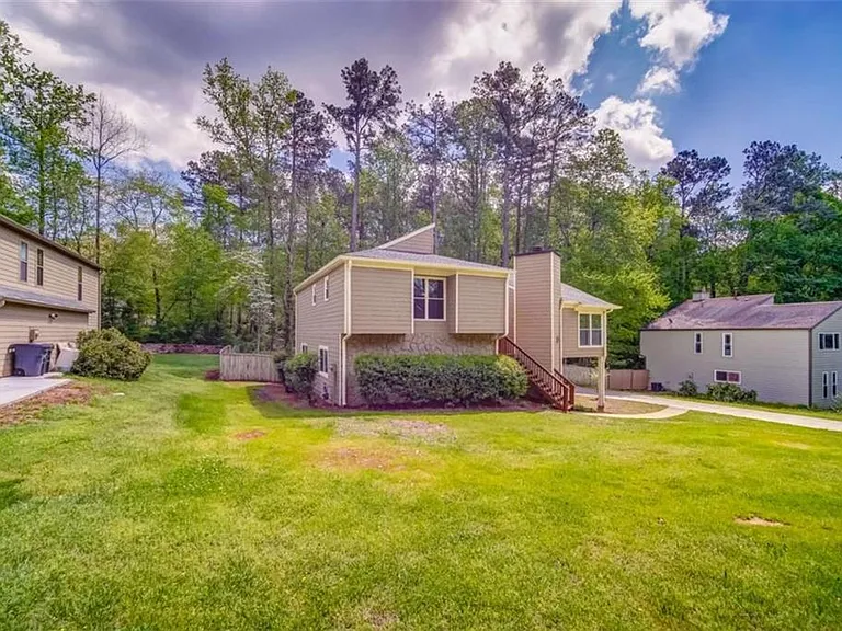 2218 Woodfern Dr — Photo 2