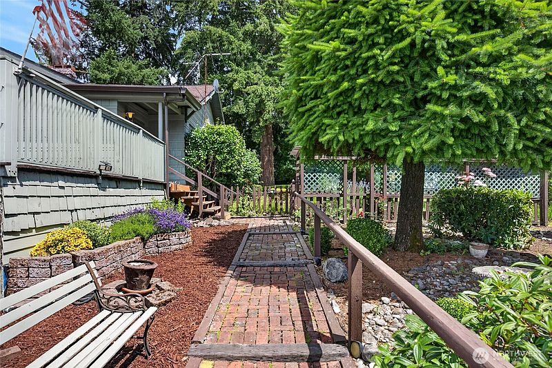 3rd image of 840 Crest Avenue