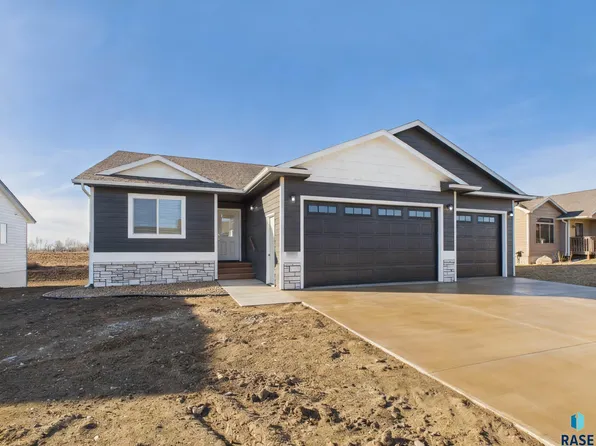 1011 Greyhawk Ct, Harrisburg, SD 57032