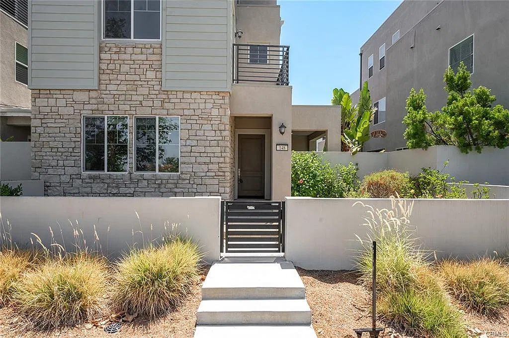 4 bed, 3.5 bath, 2879 sqft, $6,200 — Photo 2