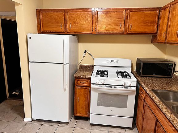 2nd image of 9S040 Lake Dr #11202