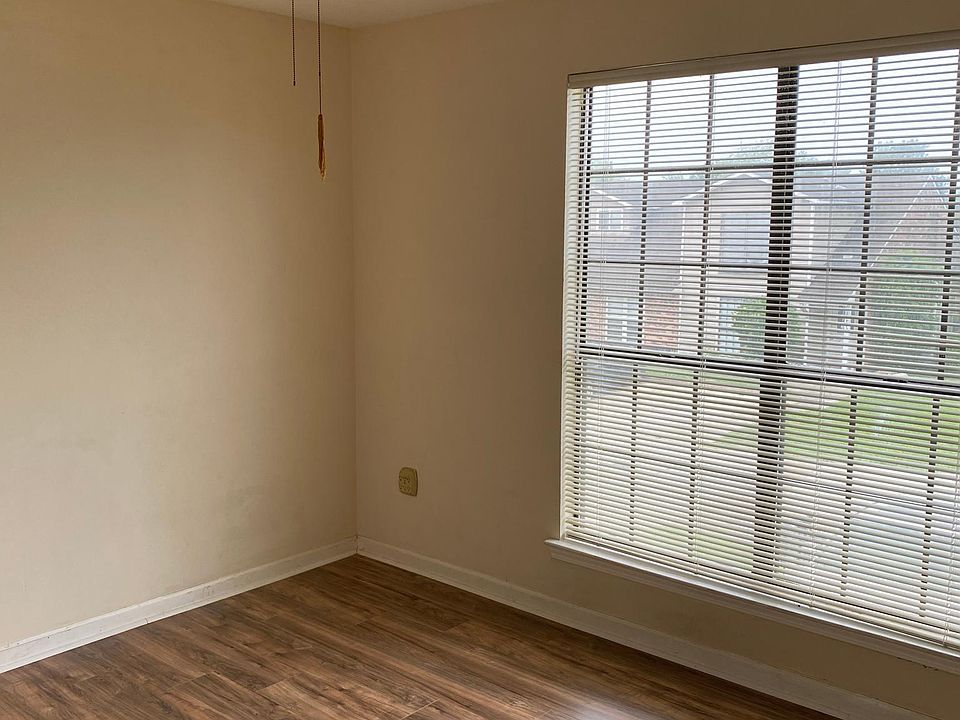 2nd image of 15742 Riverdale Ave E