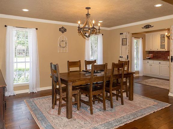 3rd image of 5885 Gladys Ave