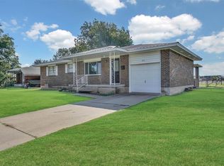 300 Gary St, Mangum, OK 73554