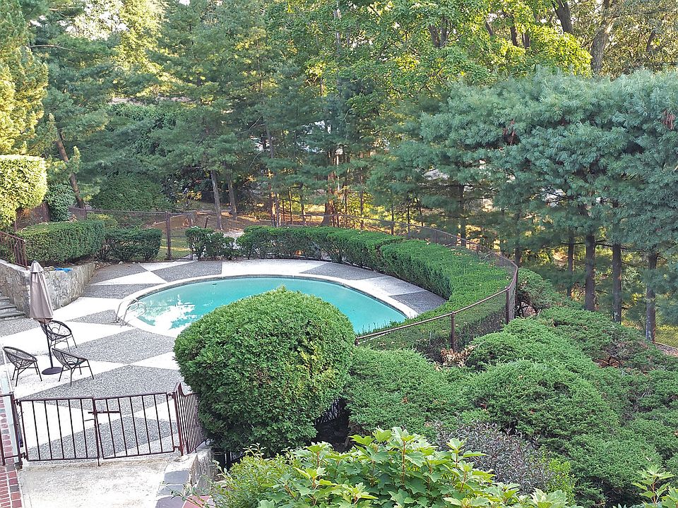 1st image of 25 Woodstock Ln