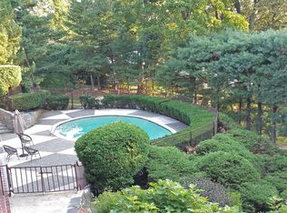 25 Woodstock Ln, Cranston, RI 02920