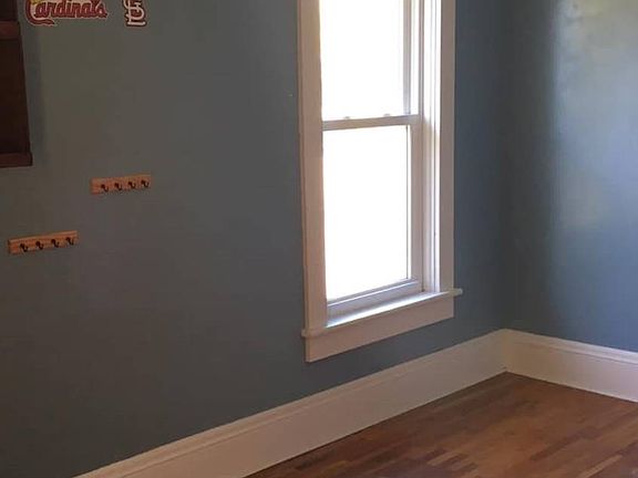 5th image of 826 E 2nd Ave