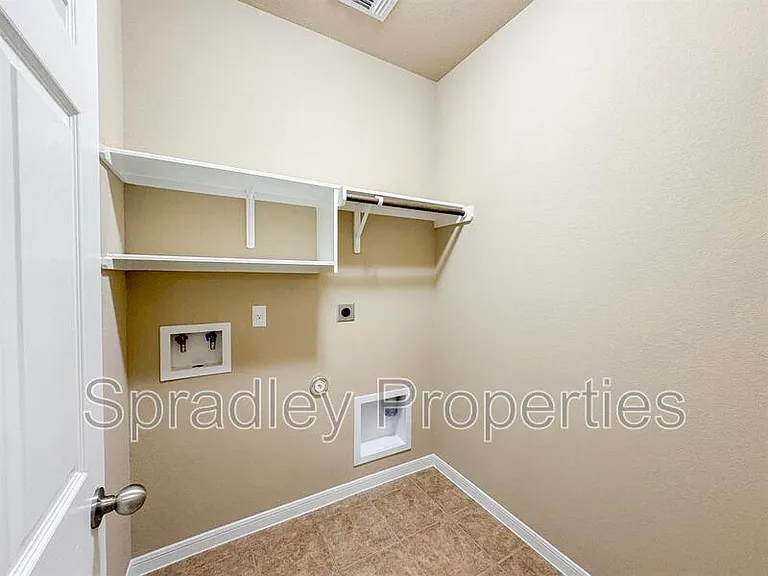 406 Banbury — Photo 14