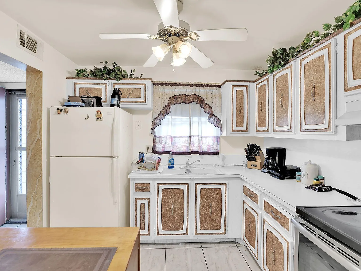 1 bed, 1.5 bath, 775 sqft, $1,400 — Photo 2