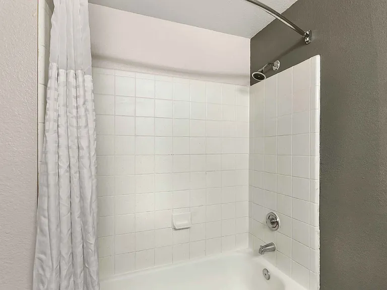 Deluxe Studio - 1 Queen Bed