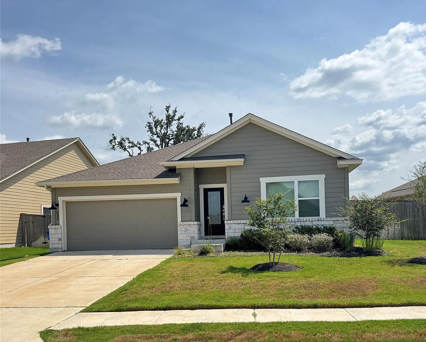 3 bed, 2.0 bath, 1672 sqft, $2,100 — Photo 2