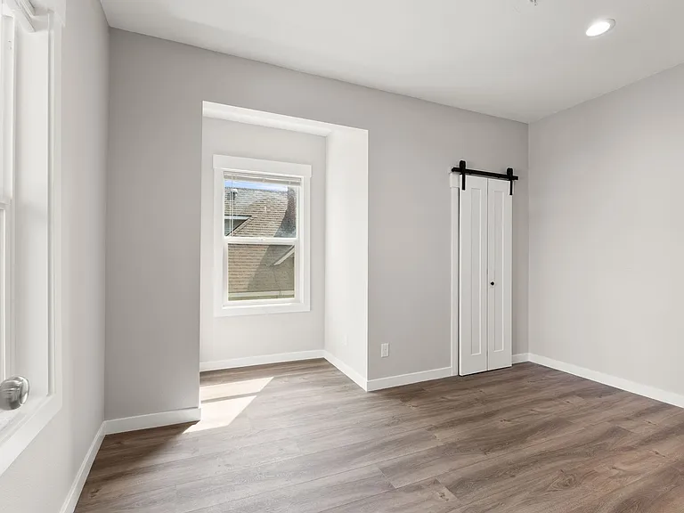 717 W Spofford Ave — Photo 29