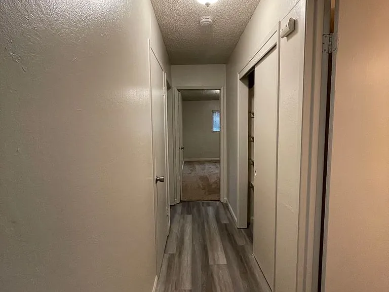 Chateau Apartments — Photo 27