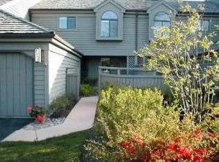 2392 Oak Hill Rd, Lake Barrington, IL 60010