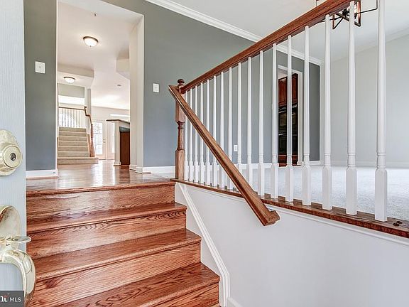 4th image of 412 Longhorn Cres