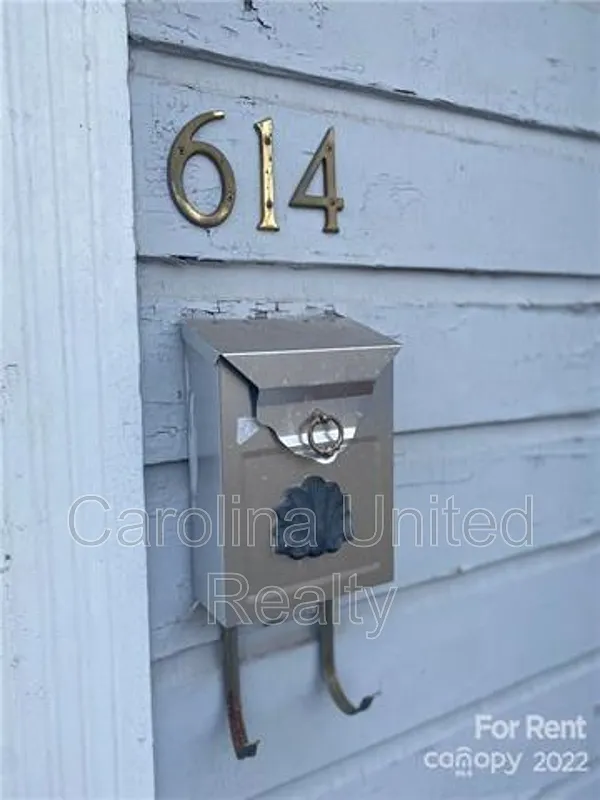 Wesley Heights — Photo 4
