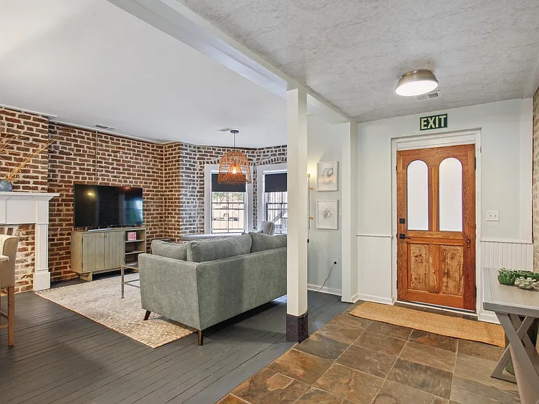 208 W Hall St #B — Photo 12