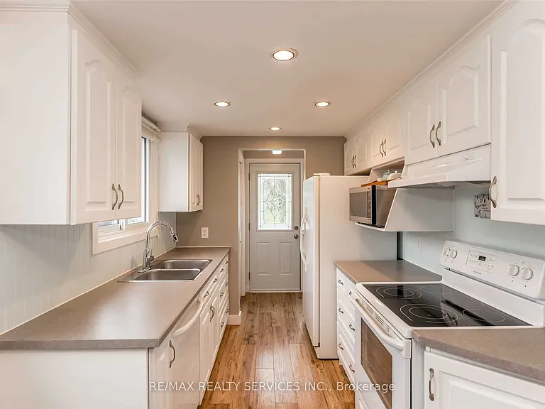 83 Janice Dr — Photo 7