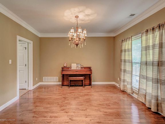 3rd image of 154 Rolling Oaks Ln
