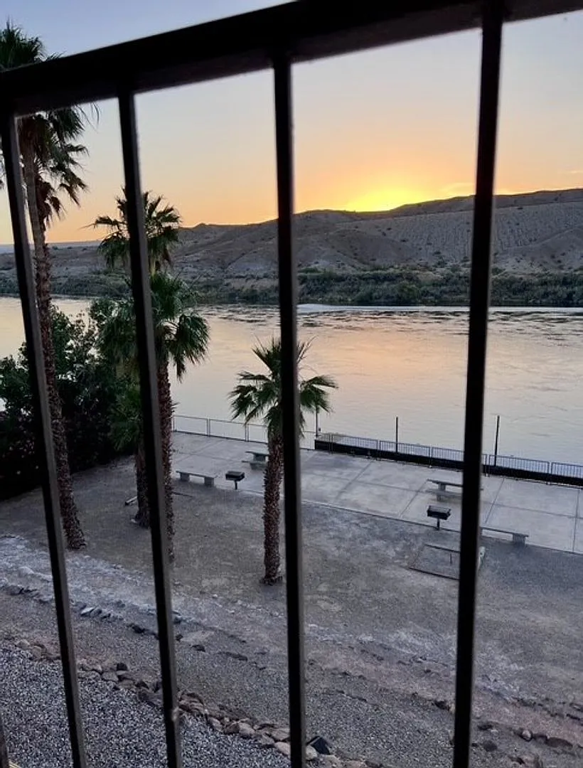 2 Br Waterfront Fully Furnished/Utilities Included!! Best Sunset View — Photo 2