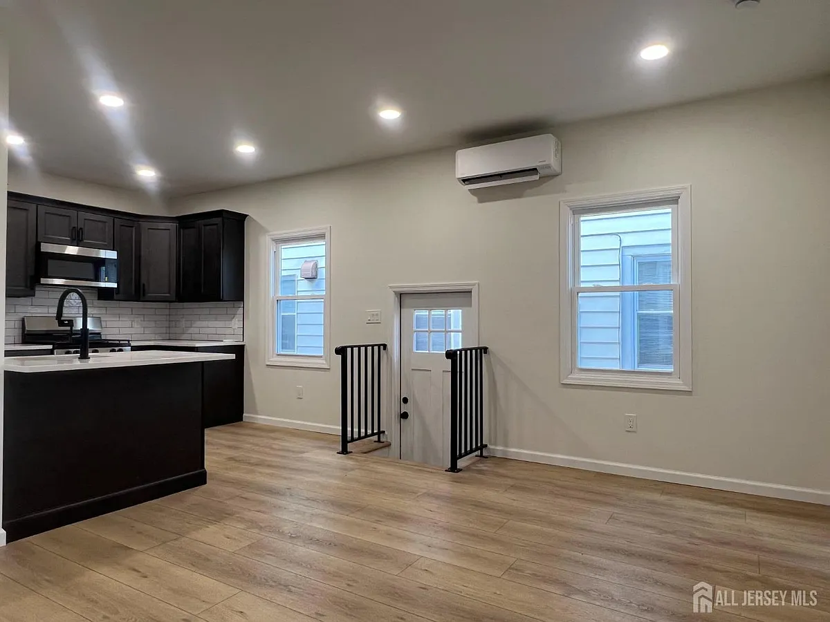 Building Photo - 33 Obert St #1B