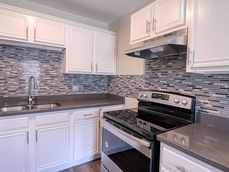 2221 Bowie Dr #11 — Photo 3
