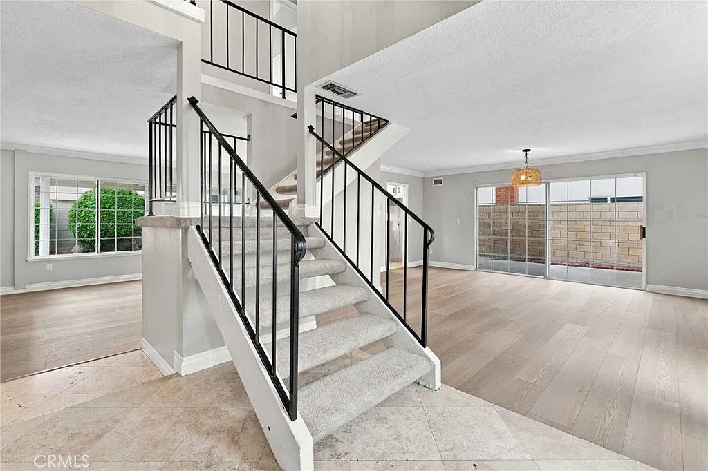 4 bed, 2.5 bath, 1856 sqft, $5,100 — Photo 4