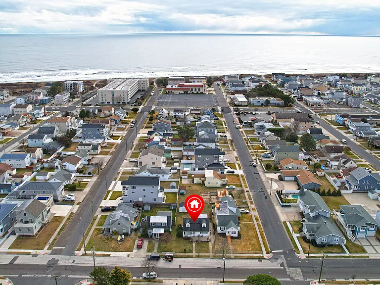 712 W Beach Ave #A — Photo 3