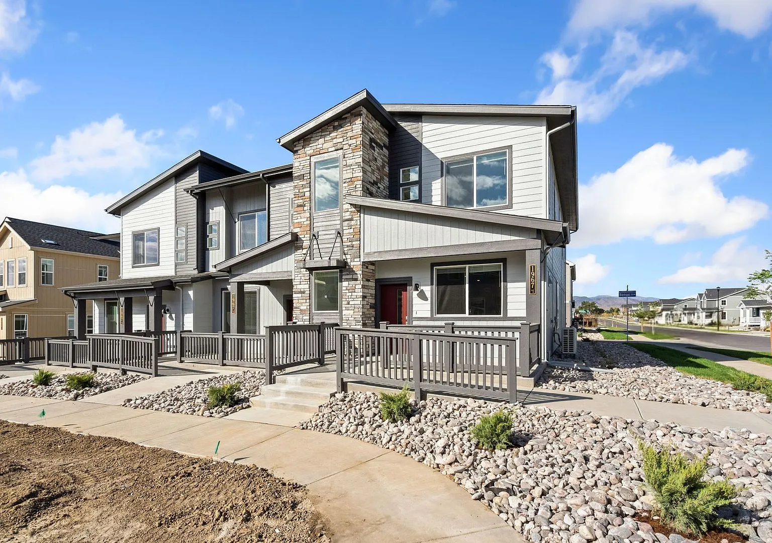 1967 Crested Lark St — Photo 1