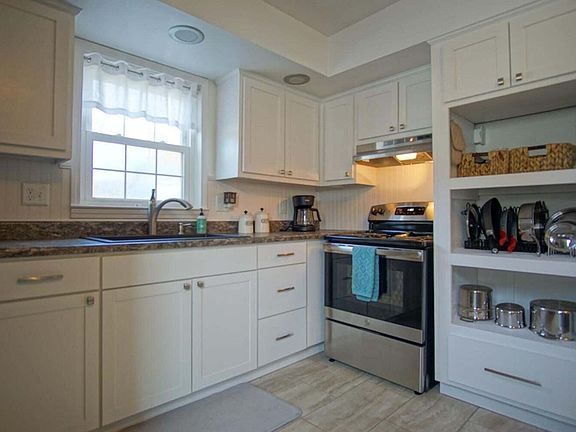 4th image of 645 W Lexington Ave