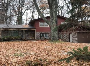 1013 Allouez Rd, Marquette, MI 49855