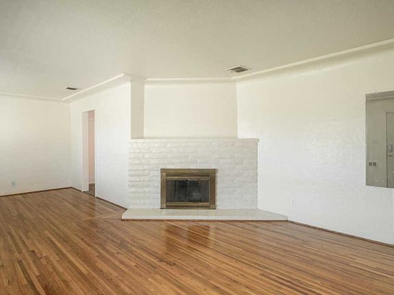 5th image of 1346 E Holland Ave