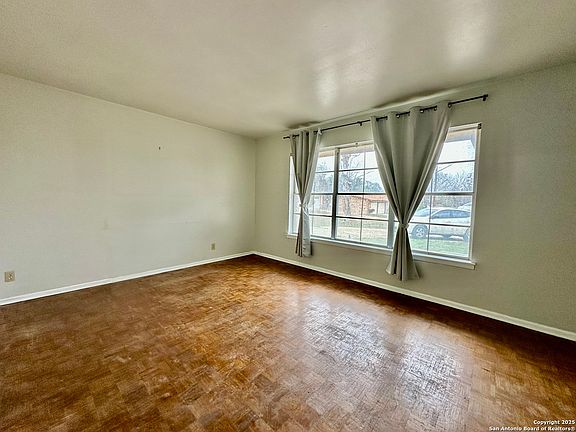 4th image of 138 Surrey Ln